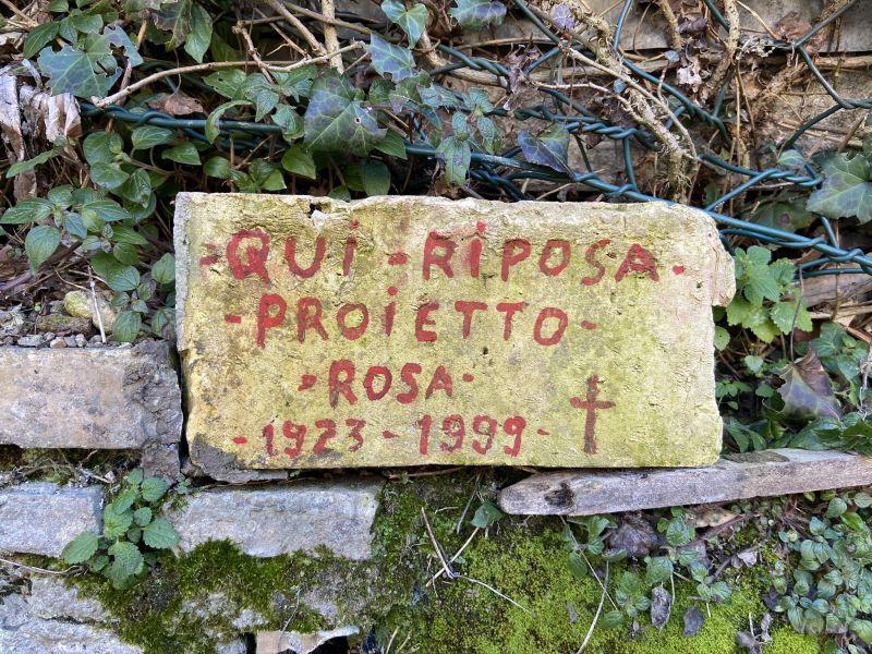 Lapide in ricordo della maestra Rosa Proietto [Foto: Associazione culturale GoTellGo, CC BY NC SA]