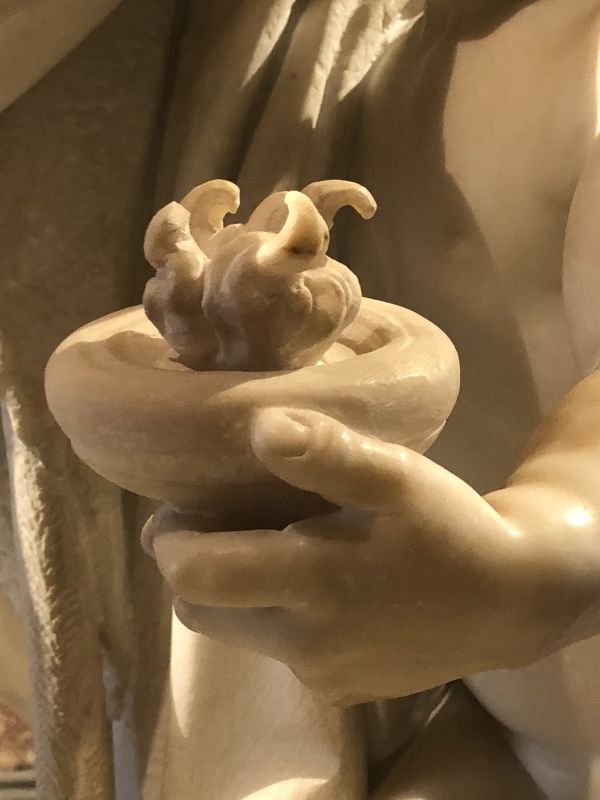 Roma, Galleria Borghese, Enea, Anchise e Ascanio, Gian Lorenzo Bernini, 1618-1619. Dettaglio della mano di Ascanio che sorregge il fuoco sacro di Roma [Foto: Associazione culturale GoTellGo, CC BY NC SA]