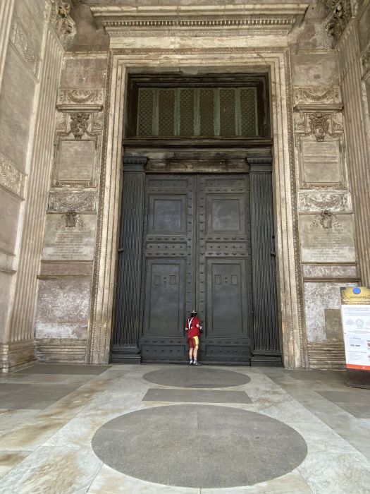 Il portale bronzeo di accesso al Pantheon [Foto: Associazione culturale GoTellGo, CC BY NC SA]