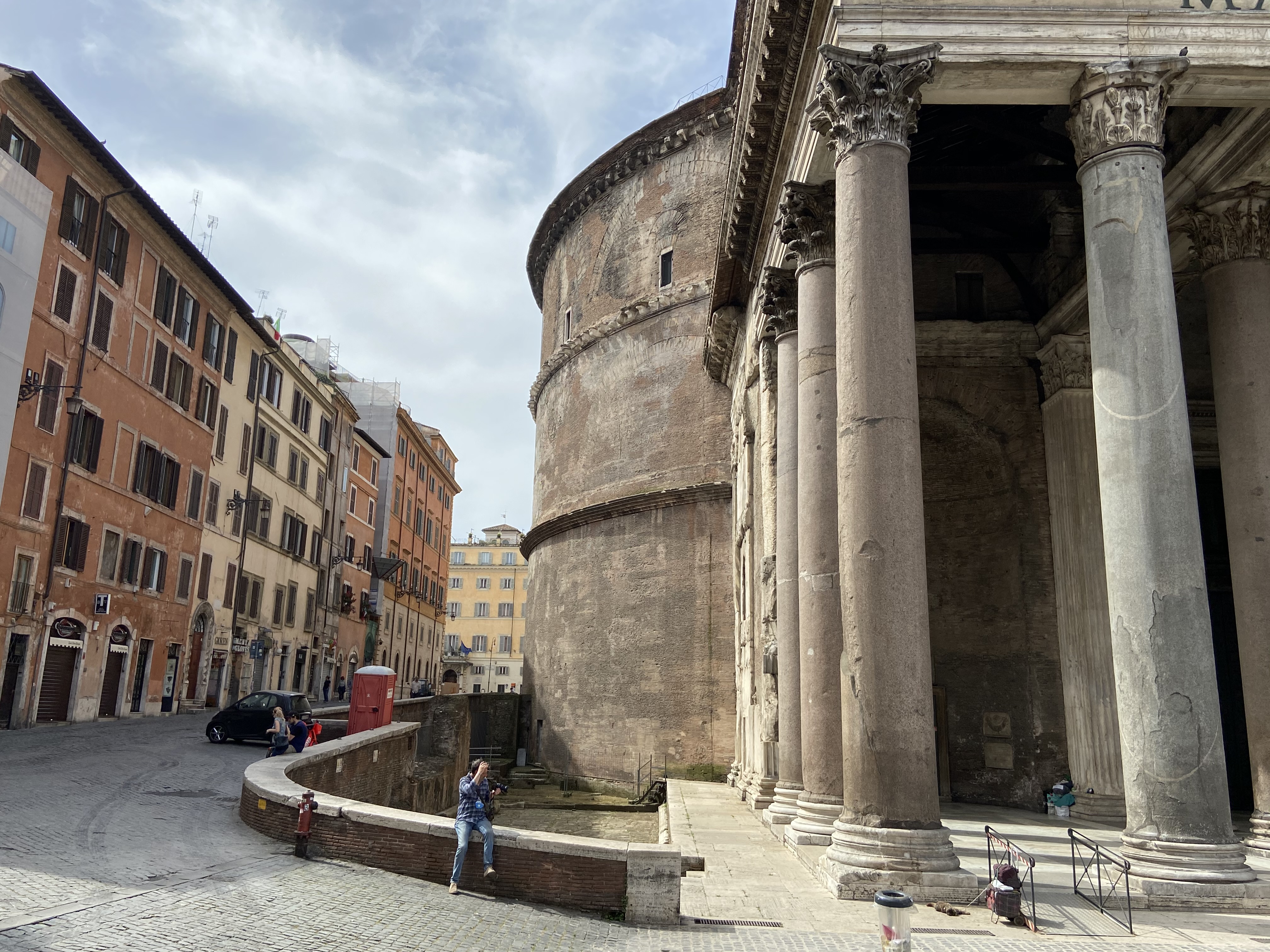 La muratura esterna del Pantheon. Da qui non si percepisce la sfericità della cupola [Foto: Associazione culturale GoTellGo, CC BY NC SA]