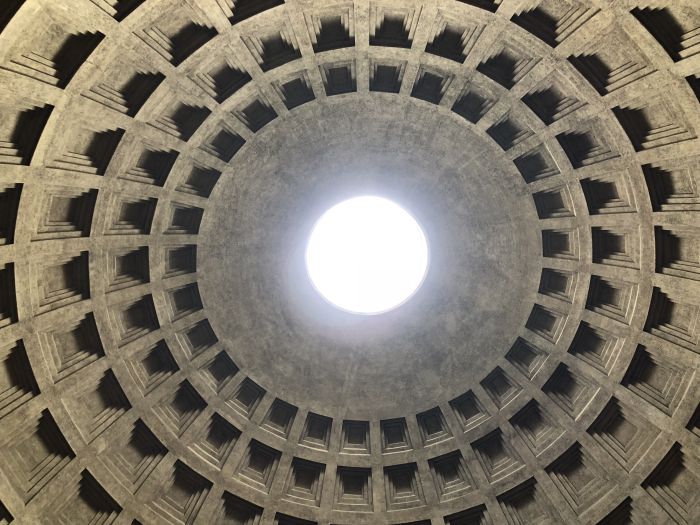 L'oculo del Pantheon visto dal basso [Foto: Associazione culturale GoTellGo, CC BY NC SA]