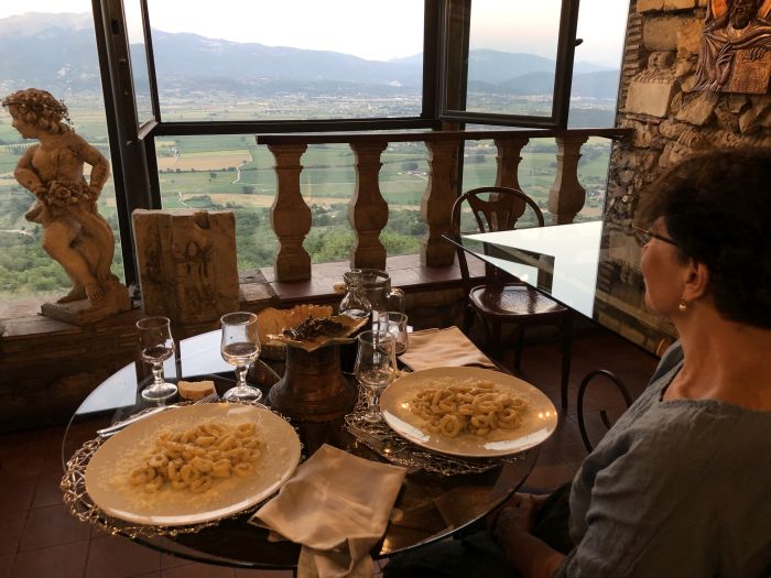 Greccio, cena al Nido del Corvo [Foto: Associazione culturale GoTellGo, CC BY NC SA]