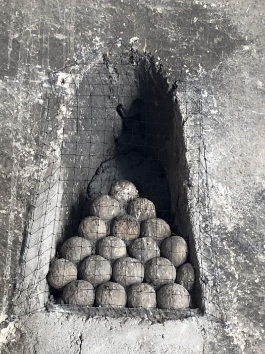 Stroncone, palle di cannone in una nicchia delle mura [Foto: Associazione culturale GoTellGo, CC BY NC SA]