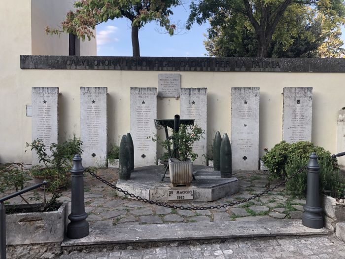 Calvi nell'Umbria, Monumento ai Caduti [Foto: Associazione culturale GoTellGo, CC BY NC SA]