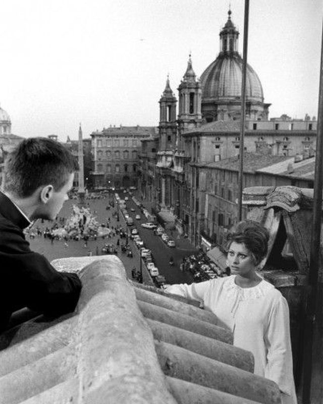 Una scena del film "Ieri, oggi, domani" di Vittorio De Sica (1963). In primo piano l'attrice Sofia Loren.