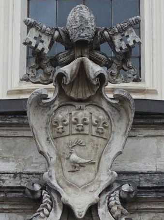 Stemma papale Pamphili [Foto: Associazione culturale GoTellGo, CC BY]