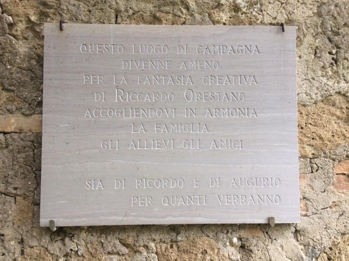 Targa in memoria di Riccardo Orestano [Foto: cortesia Massimo Iacobini, CC BY NC SA]