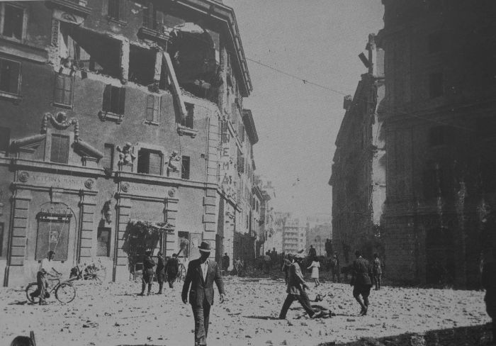 Piazza dei Sanniti dopo il bombardamento in una foto storica