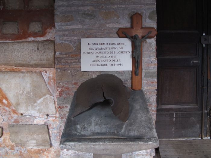 Scheggia di bomba nel chiostro della Basilica di San Lorenzo (Foto: Associazione culturale GoTellGo, CC BY NC SA]