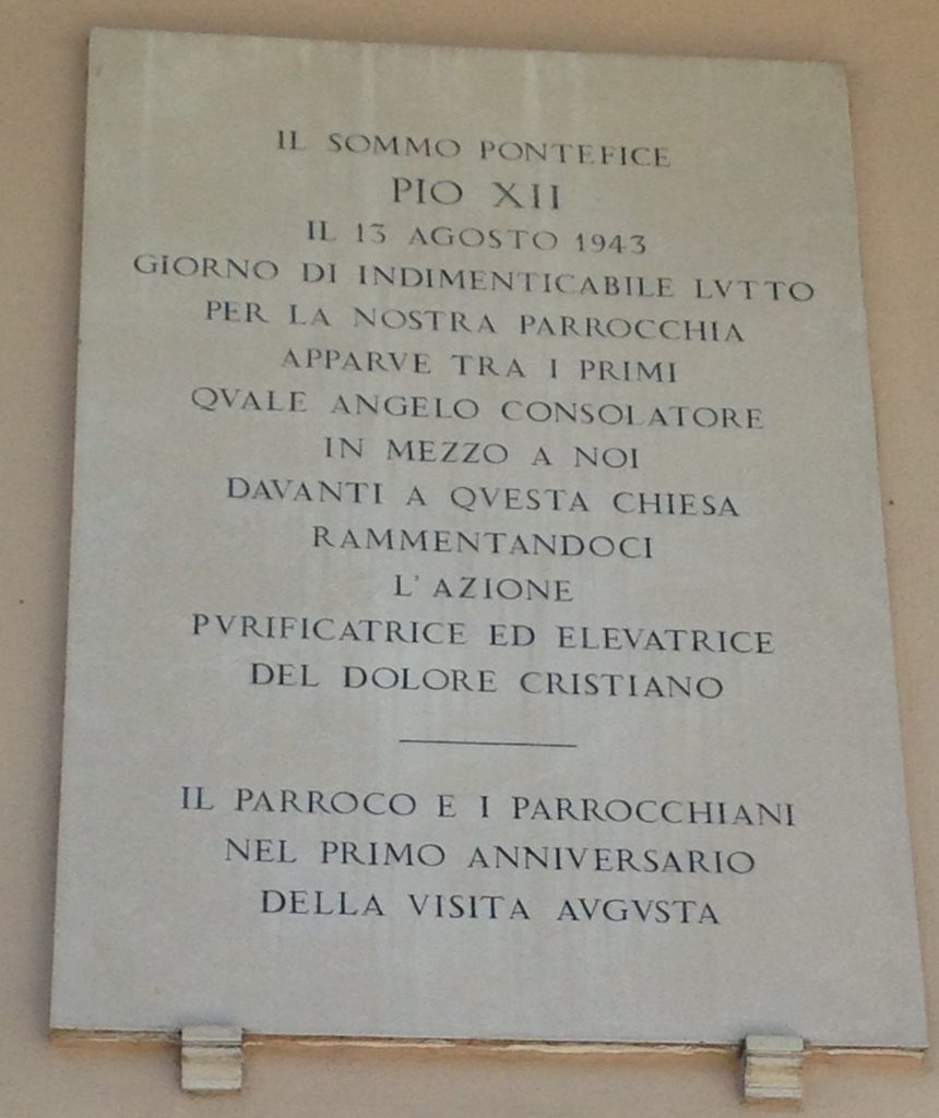 Chiesa dei SS. Fabiano e Venanzio, lapide in ricordo della visita di papa Pio XII il 13 agosto 1943 [Foto: Associazione culturale GoTellGo]