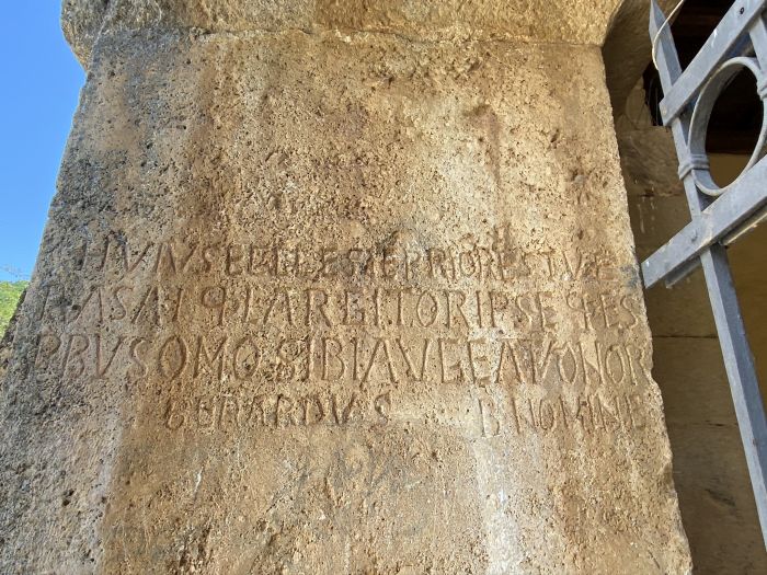 Chiesa di Santa Maria in Valle Porclaneta, iscrizione nel pilastro all'ingresso [Foto: Associazione culturale GoTellGo, CC BY NC SA]