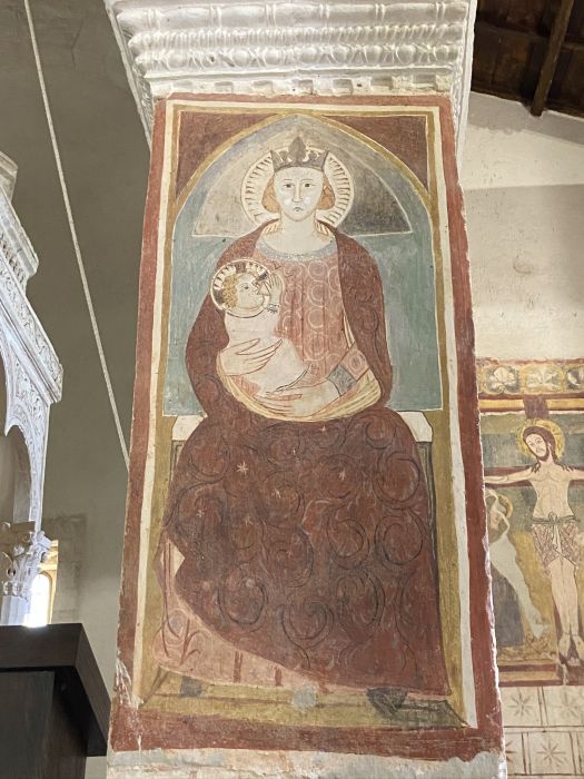 Chiesa di Santa Maria in Valle Porclaneta, affresco raffigurante la Vergine incoronata con il Bambino [Foto: Associazione culturale GoTellGo, CC BY NC SA]