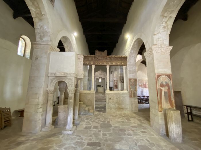 Chiesa di Santa Maria in Valle Porclaneta, interno con iconostasi [Foto: Associazione culturale GoTellGo, CC BY NC SA]