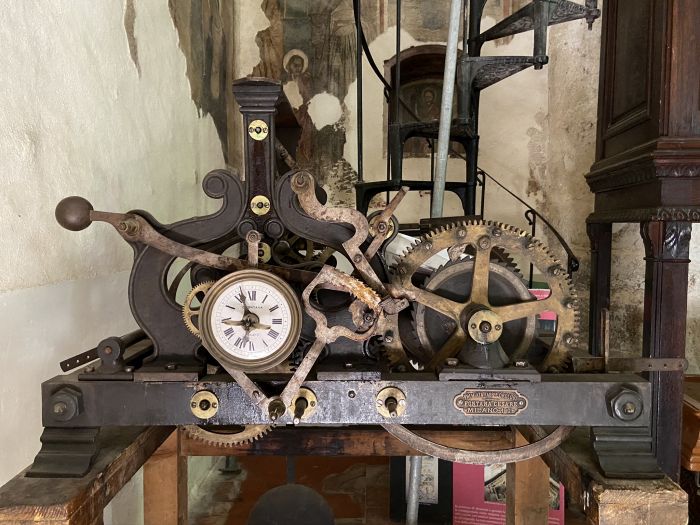 Rosciolo, chiesa di Santa Maria delle Grazie, orologio primi Novecento [Foto: Associazione culturale GoTellGo, CC BY NC SA]