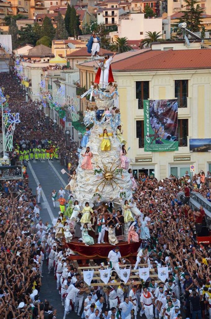Festa di Maria Santissima della Sacra Lettera e della Varia di Palmi [Fonte: https://it.wikipedia.org/wiki/Varia_di_Palmi#/media/File:Varia_di_Palmi_2013_-_004.jpg]