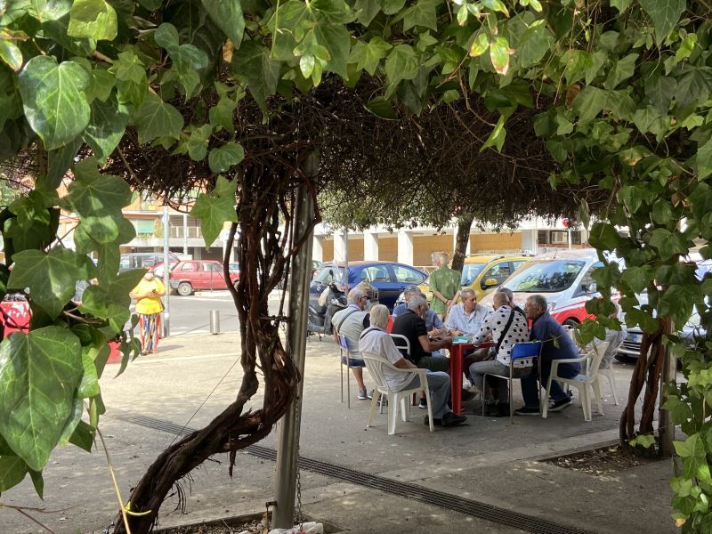 Anziani che giocano a carte in Piazza Fabrizio De Andrè [Foto: Associazione culturale GoTellGo, CC BY NC SA]