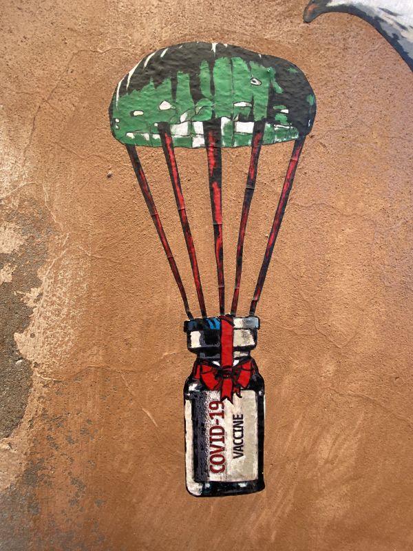 Harry Greb, dettaglio del paracadute portavaccini porta-vaccini [Foto: Associazione culturale GoTellGo / Maria Teresa Natale, CC BY NC ND]