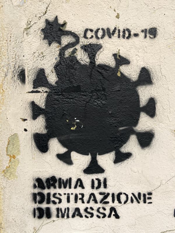 Covid-19, arma di distrazione di massa, Roma, 2021 [Foto: Associazione culturale GoTellGo / Maria Teresa Natale, CC BY NC SA]