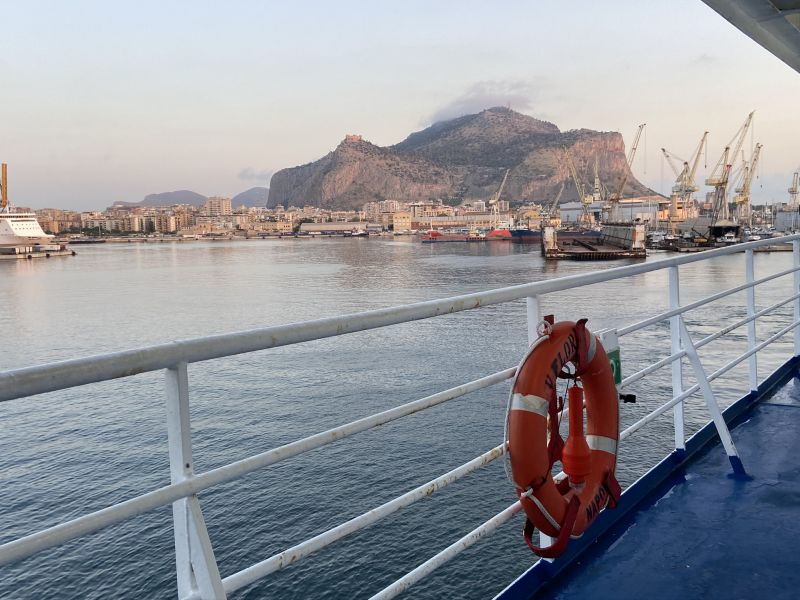 Arrivo al porto di Palermo con la nave Florio. Sullo sfondo il Monte Pellegrino [Foto: Maria Teresa Natale, CC BY NC SA]