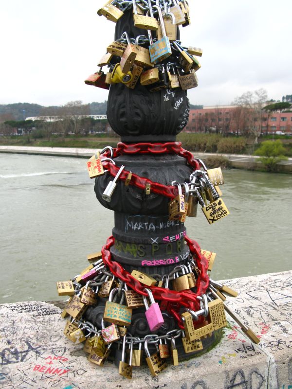 Lucchetti a Ponte Milvio, 2007 [Foto: Associazione culturale GoTellGo / Maria Teresa Natale, CC BY NC ND]