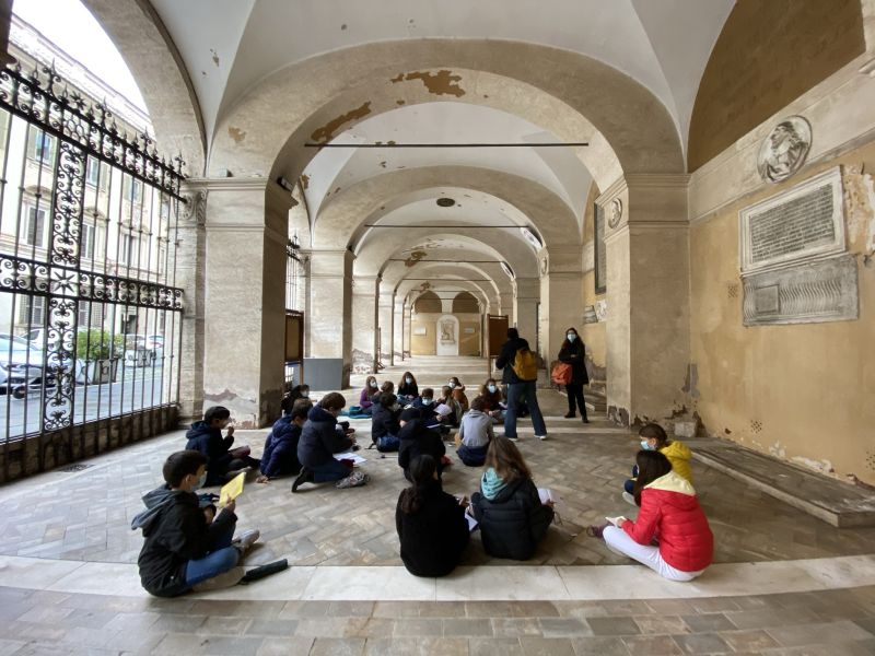 Lezione di storia sul Monachesimo all'ingresso della Basilica dei Santi XII Apostoli [Foto: Associazione culturale GoTellGo, CC BY NC ND]