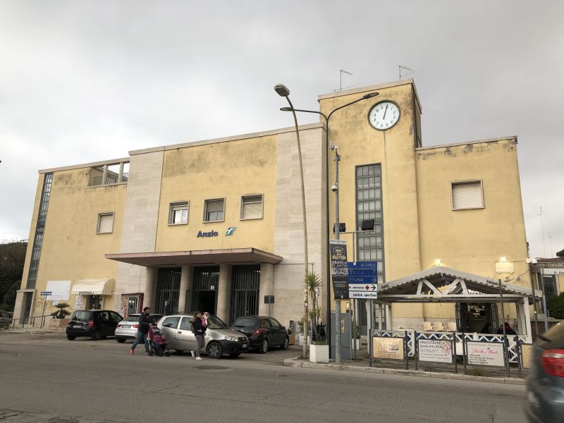 La facciata della stazione ferroviaria di Anzio [Foto: Archivio Associazione culturale GoTellGo / Maria Teresa Natale, CC BY NC SA]