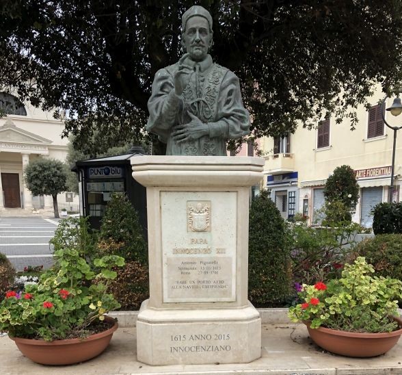 Busto di Innocenzo XII Pignatelli [Foto: Archivio Associazione culturale GoTellGo / Maria Teresa Natale, CC BY NC SA]