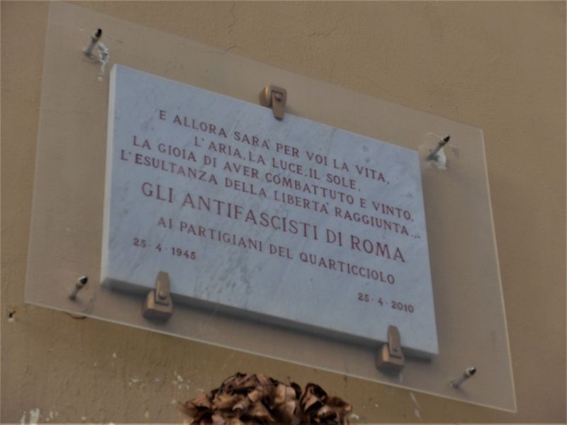 Targa in memoria dei partigiani apporta sull'ex Casa del Fascio [Foto: Associazione culturale GoTellGo / Maria Teresa Natale, CC BY NC ND]