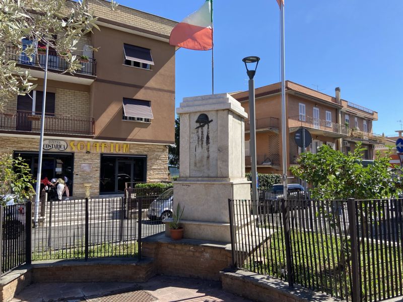 Borgata Finocchio: monumento ai caduti in piazza Serrule [Foto: Associazione culturale GoTellGo / Maria Teresa Natale, CC BY NC SA]