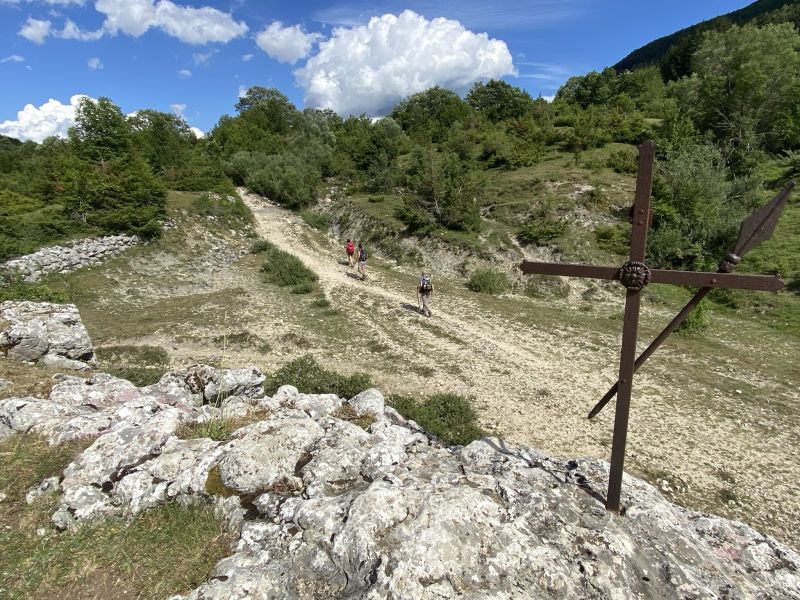Croce lungo il tratturo [Foto: Associazione culturale GoTellGo / Maria Teresa Natale, CC BY NC SA]