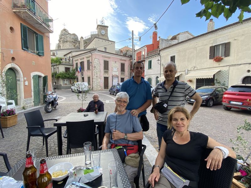 Foto di gruppo con l'ospitale Piero [Foto: Associazione culturale GoTellGo / Maria Teresa Natale, CC BY NC SA]