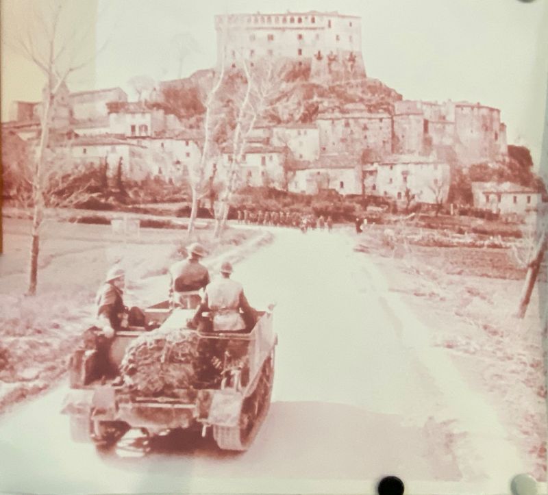Mezzo motorizzato alleato in arrivo a Pescolanciano durante la Seconda Guerra Mondiale [Foto: Associazione culturale GoTellGo / Maria Teresa Natale, CC BY NC SA]