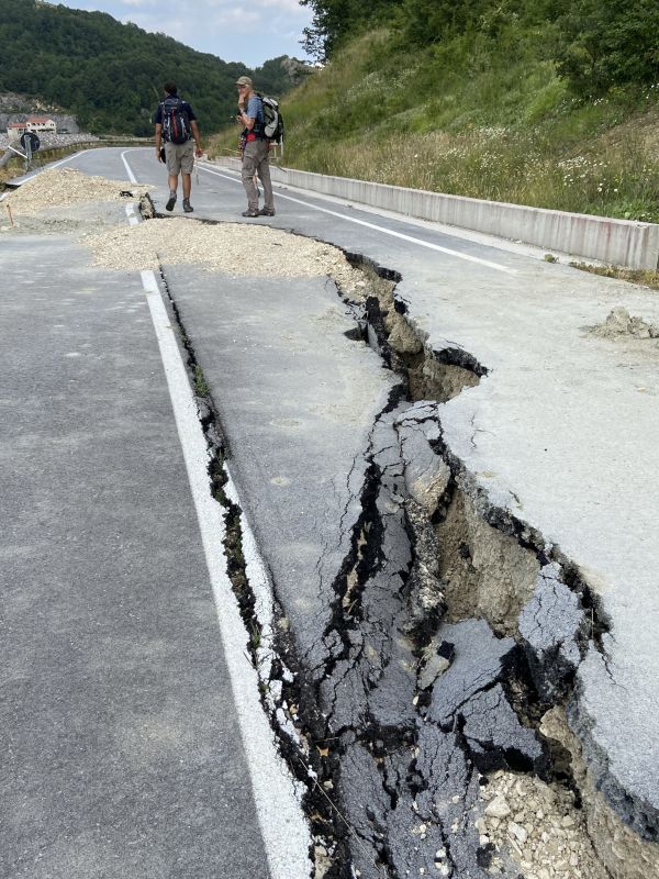 Manto stradale distrutto lungo la strada che costeggia il lago di Chiauci [Foto: Associazione culturale GoTellGo / Maria Teresa Natale, CC BY NC SA]