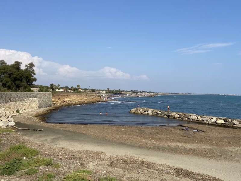 Il litorale in direzione di Marina di San Nicola [Foto: Associazione culturale GoTellGo / Maria Teresa Natale, CC BY NC SA]