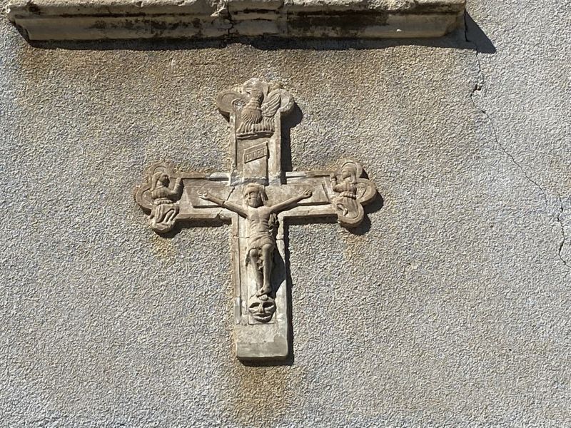 Castropignano: crocifisso sopra il portale della chiesetta tratturale di Santa Lucia [Foto: Associazione culturale GoTellGo / Maria Teresa Natale, CC BY NC SA]