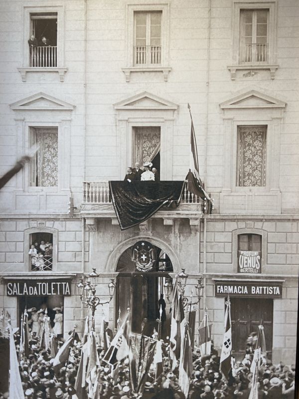 I Reali si affacciano dal balcone della ex Regia Prefettura di fronte al Caffè Lupacchioli