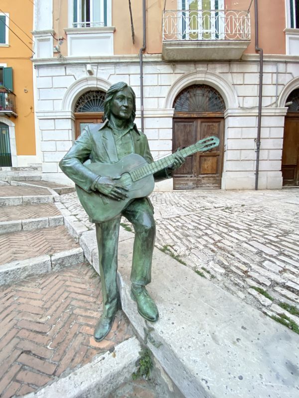 Campobasso: statua di Fred Bongusto [Foto: Associazione culturale GoTellGo / Maria Teresa Natale, CC BY NC SA]