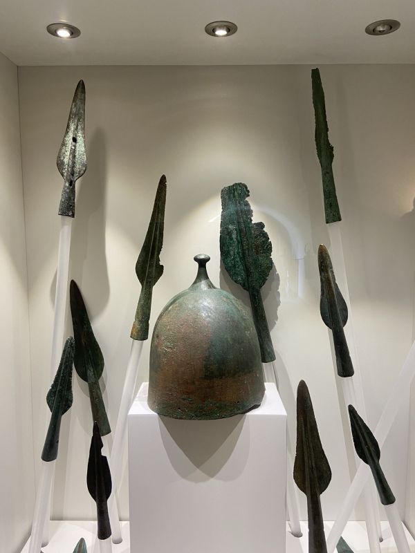 Campobasso: Museo Sannitico, elmo e punte di lancia in bronzo [Foto: Associazione culturale GoTellGo / Maria Teresa Natale, CC BY NC SA]