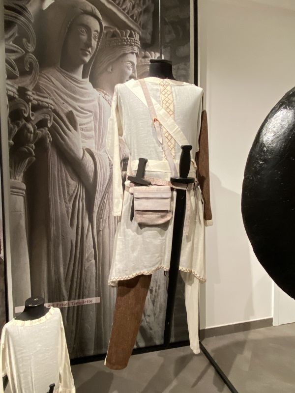 Campobasso: Museo Sannitico, tessitura moderna di un capo d'abbigliamento longobardo [Foto: Associazione culturale GoTellGo / Maria Teresa Natale, CC BY NC SA]