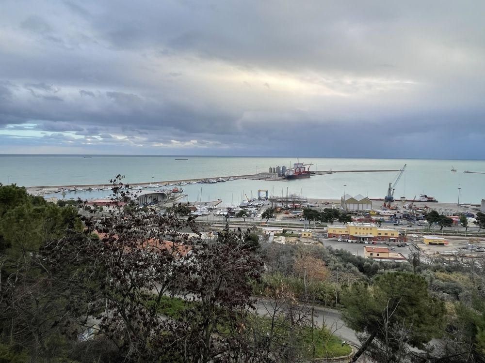 Il porto di Ortona visto dal Castello Aragonese [Foto: Associazione culturale GoTellGo, CC BY NC SA / Maria Teresa Natale]