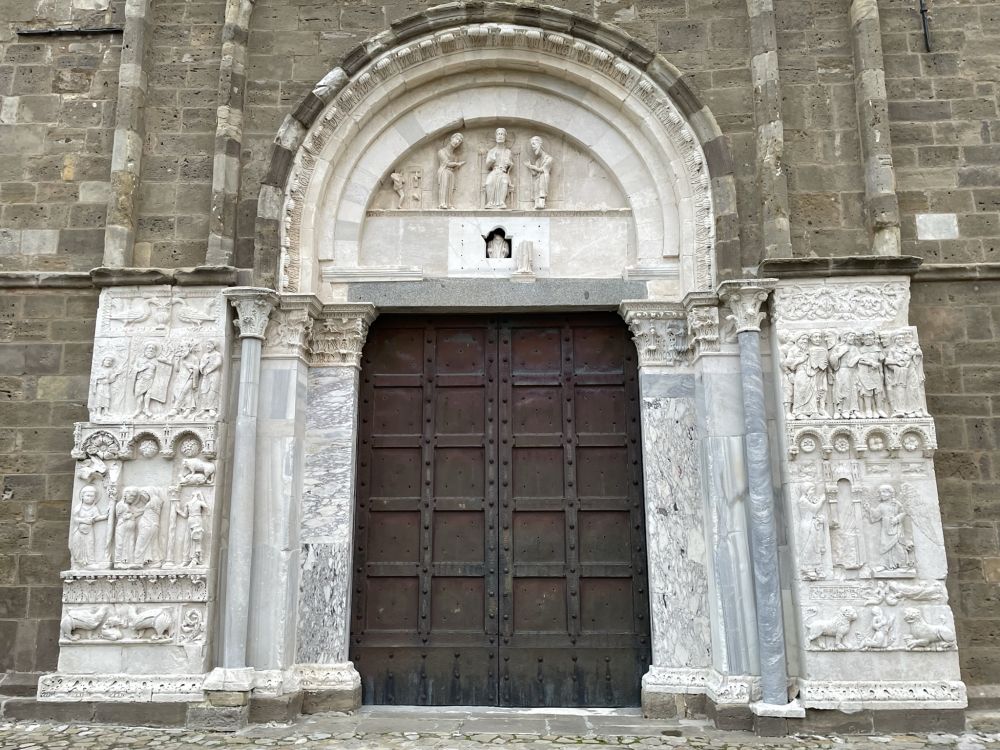 Abbazia di San Giovanni in Venere; portale sud [Foto: Associazione culturale GoTellGo, CC BY NC SA / Maria Teresa Natale]