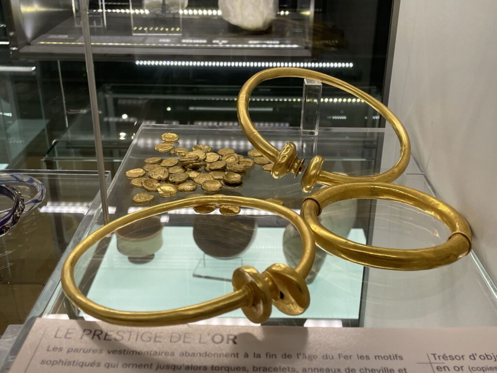 Bibracte, Museo della Civiltà celtica, torques e bracciale d'oro [Foto: Associazione culturale GoTellGo / Maria Teresa Natale, CC BY NC SA]