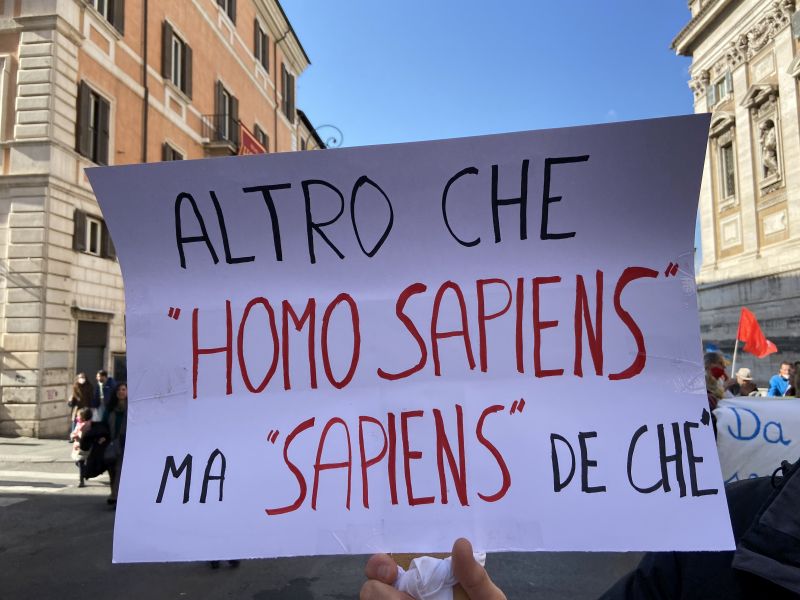 Altro che homo sapiens, ma sapiens de che, Manifestazione per la pace, Roma, 5 marzo 2022 [Foto: Associazione culturale GoTellGo / Maria Teresa Natale, CC BY]