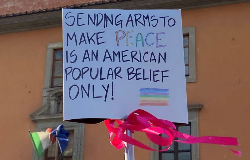 Sending arms to make peace is an American popular belief only, Manifestazione per la pace, Roma, 5 marzo 2022 [Foto: Associazione culturale GoTellGo / Maria Teresa Natale, CC BY]