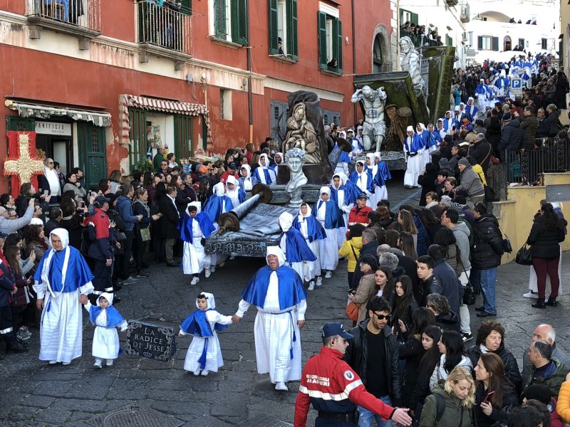 Procida, la processione del Venerdì santo [Foto: Associazione culturale GoTellGo / Maria Teresa Natale, CC BY NC SA]
