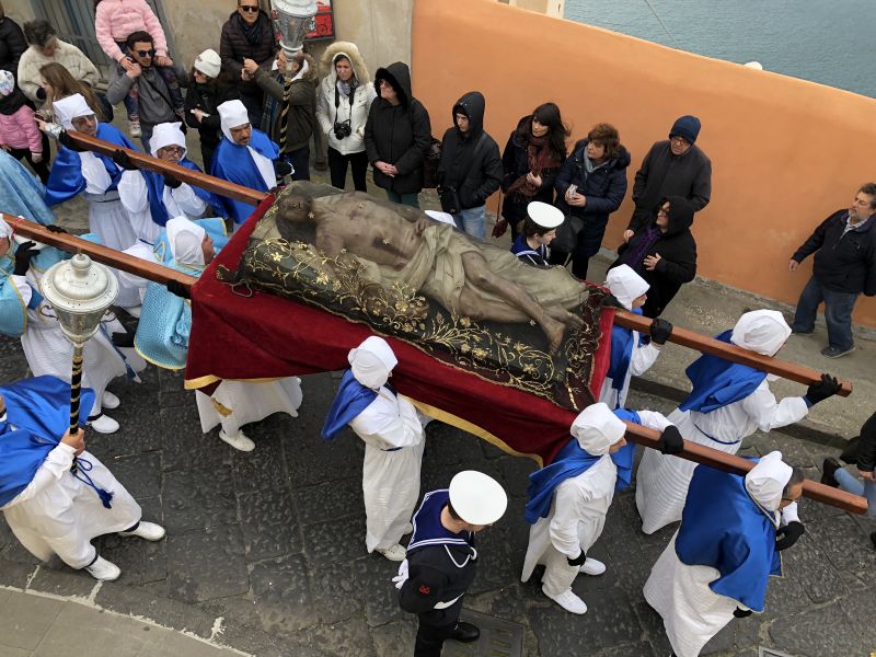 Procida, il trasporto del Cristo morto durante durante la processione del Venerdì santo [Foto: Associazione culturale GoTellGo / Maria Teresa Natale, CC BY NC SA]