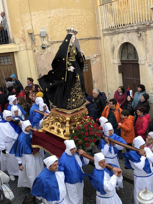 Procida, la statua dell'Addolorata durante la processione del Venerdì santo [Foto: Associazione culturale GoTellGo / Maria Teresa Natale, CC BY NC SA]