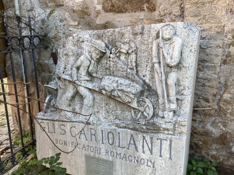 Borghetto di Ostia antica, Monumento ai bonificatori romagnoli [Foto: Associazione culturale GoTellGo / Maria Teresa Natale, CC BY NC SA]