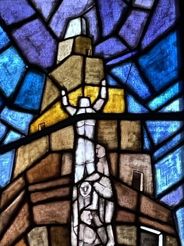 Pontinia, la chiesa parrocchiale di S. Anna, vetrate con episodi biblici [Foto: Associazione culturale GoTellGo / Maria Teresa Natale, CC BY NC SA]