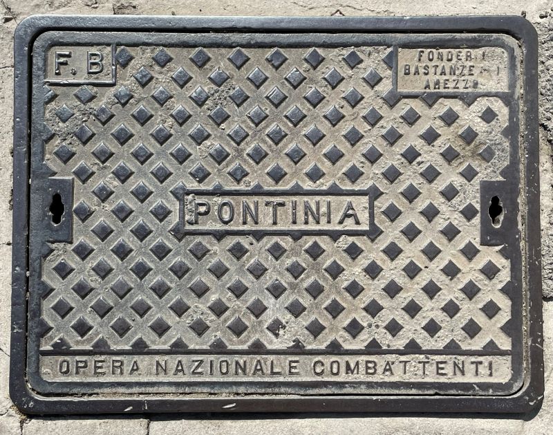 Pontinia, tombino dell'Opera Nazionale Combattenti [Foto: Associazione culturale GoTellGo / Maria Teresa Natale, CC BY NC SA]